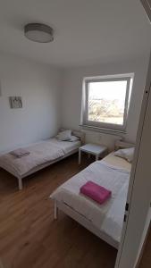 Cama ou camas em um quarto em 2 Zimmerwohnung Hinrichsring