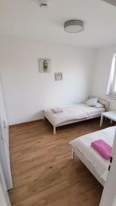 Cama ou camas em um quarto em 2 Zimmerwohnung Hinrichsring