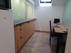 Kuchyň nebo kuchyňský kout v ubytování Le gite du chtihameau avec piscine intérieure privative, selon date