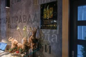 un groupe d'animaux farcis assis sur un rebord de fenêtre dans l'établissement Stara Pravda Hotel - History, à Bukovel
