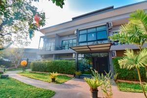 une image d'une maison avec allée dans l'établissement Phuengluang Riverside Hotel Chanthaburi, à Chanthaburi