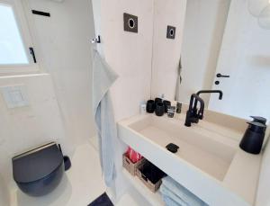 ein Badezimmer mit Waschbecken und Spiegel in der Unterkunft Camp Buqez 45 - Villa Artica in Pakoštane + 18 Fotos