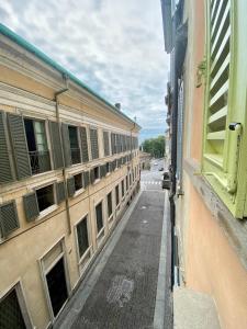una vista de una calle vacía desde un edificio en Fontana di San Giacomo, en Bérgamo