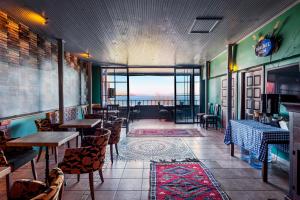 een restaurant met tafels en stoelen en uitzicht op de oceaan bij Cheers Vintage Hostel in Istanbul