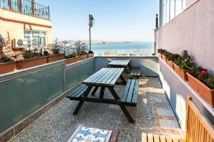 drie picknicktafels op het balkon van een gebouw bij Cheers Vintage Hostel in Istanbul