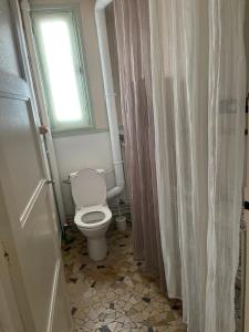 niewielka łazienka z toaletą i oknem w obiekcie Erliz w mieście Noyon