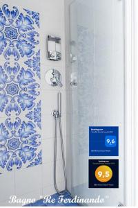 uma casa de banho com um chuveiro com azulejos azuis e brancos em B&B Relais Napoli Reale em Nápoles