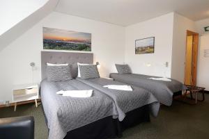 Tempat tidur dalam kamar di Svalereden Camping Rooms
