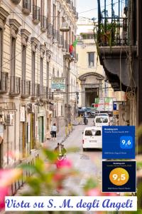 uma vista para uma rua da cidade com carros e edifícios em B&B Relais Napoli Reale em Nápoles