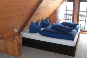 - un lit avec des oreillers bleus dans l'établissement Apartment Central, à Willingen
