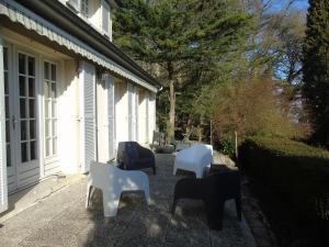 a group of chairs sitting outside of a house at Une nuit sur Loire in Trèves-Cunault