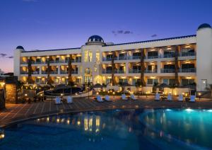 Bazén v ubytování Ramee Royal Resort & Spa - Udaipur nebo v jeho okolí