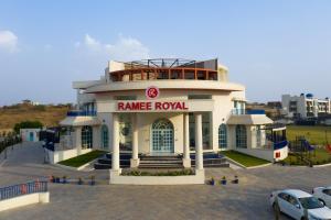 Biały budynek z imieniem królewskim w obiekcie Ramee Royal Resorts & Spa - Udaipur w mieście Udaipur