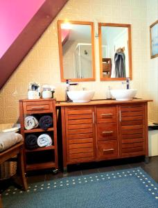 a bathroom with two sinks and a mirror at Villa Sparadis in Spa