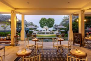 En hage utenfor Devasom Hua Hin Resort
