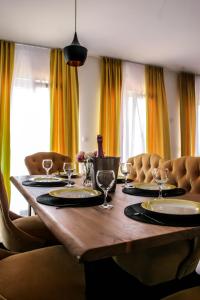uma mesa de jantar com cadeiras e copos em BLACKPEARL apartment em Split