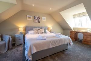 a bedroom with a king sized bed in a attic at 6 Lakeside Avenue in Thorpeness