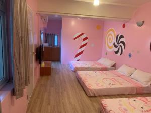 A bed or beds in a room at Hai Zhi Dao Min Su