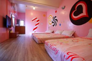 A bed or beds in a room at Hai Zhi Dao Min Su