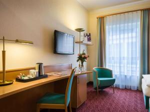 TV a/nebo společenská místnost v ubytování Mercure Hotel Ingolstadt