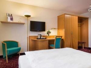 TV a/nebo společenská místnost v ubytování Mercure Hotel Ingolstadt