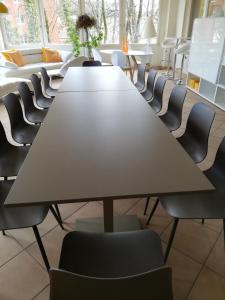 una sala de conferencias con una mesa larga y sillas en Hôtel Bellevue en Porrentruy