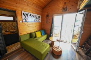 Predel za sedenje v nastanitvi Sagando - Floating house on Sava river
