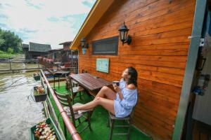 Gostje med bivanjem v nastanitvi Sagando - Floating house on Sava river