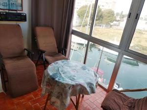 Posezení v ubytování VIDABRAVA Roses Nautic, estudio loft a 300 m de la playa,vistas espectaculares