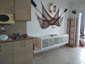 Kuchyň nebo kuchyňský kout v ubytování VIDABRAVA Roses Nautic, estudio loft a 300 m de la playa,vistas espectaculares