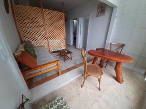 ein Wohnzimmer mit einem Tisch und einem Sofa in der Unterkunft Kitinete Avenida Boa Viagem in Recife