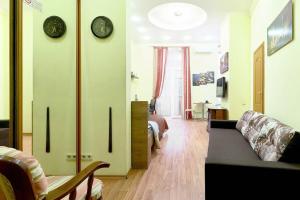 Gallery image of L16 - NICE STUDIO - 1 BEDROOM and 1 LIVING room on MAIN street- COSY APARTMENT IN CENTER CITY near Gulliver Mall in Kyiv