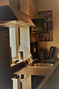 A kitchen or kitchenette at D'rommels Goed Slapen
