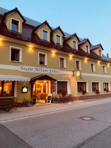 a large building on the side of a street at Zum Alten Fritz in Weigendorf