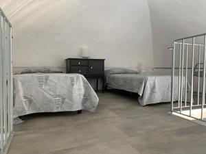 Agenzia Isotur PESCATORI في بونسا: غرفة نوم مع سريرين وخزانة وسرير النوم