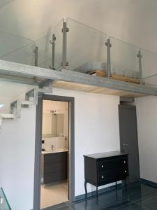 a room with a shelf and a desk and a sink at Agenzia Isotur PESCATORI in Ponza