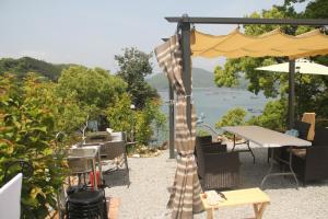 une terrasse avec une table et un parasol dans l'établissement GranGlam - Vacation STAY 24973v, à Susaki