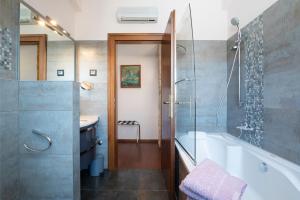 Kúpeľňa v ubytovaní PoIai Stonehouse with Jacuzzi + 37 fotografií