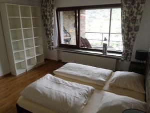 - 2 lits dans une chambre avec fenêtre dans l'établissement Hotel Hegenbarths, à Cochem