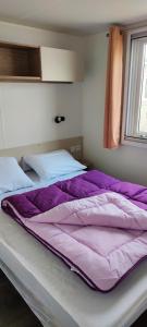 מיטה או מיטות בחדר ב-Assist' Mobil Home 465 - Mobil home neuf 3 chambres dressing tout confort