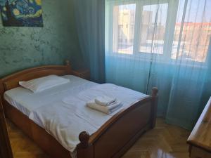 - une chambre avec un lit et 2 serviettes dans l'établissement Apartment Aviatiei 61, à Bucarest