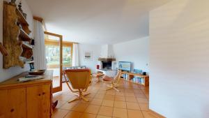 uma sala de estar com duas cadeiras e uma mesa em Abitaziun Murinella - Pontresina em Pontresina