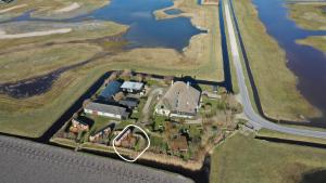una vista aérea de una casa junto a un río en Igluhut De Keet, in Natuurgebied en vlakbij het Strand, en Callantsoog