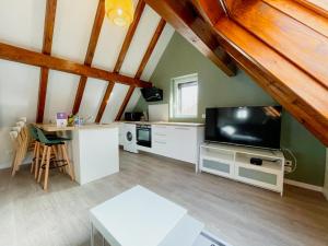 a living room with a tv and a table at Le Cocon - Classé 3 étoiles - Avec garage, à 5mn du centre in Strasbourg
