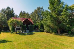 a house with a large yard with a house at Domki Victoria in Sasino