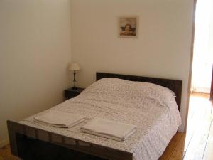 1 dormitorio con 1 cama con 2 toallas en Orion, In A Complex Of 7 Gites, Les Constellations, en Doeuil-sur-le-Mignon