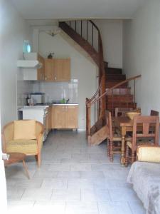 sala de estar con cocina y comedor en Orion, In A Complex Of 7 Gites, Les Constellations, en Doeuil-sur-le-Mignon