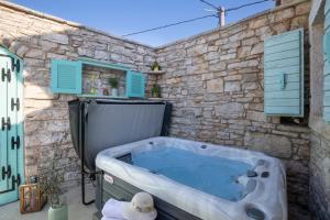 Fotografia z galérie ubytovania PoIai Stonehouse with Jacuzzi v destinácii Peroj