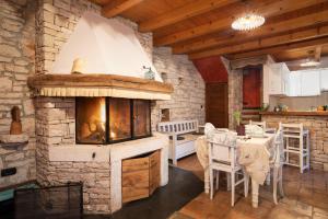 Fotografia z galérie ubytovania PoIai Stonehouse with Jacuzzi v destinácii Peroj