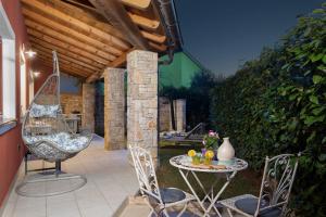 Patio alebo iná vonkajšia časť ubytovania PoIai Stonehouse with Jacuzzi